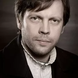 Mait Malmsten 飾演 Young Serb