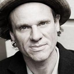 Trevor Fox - 老橡樹酒館演員 飾演Charlie