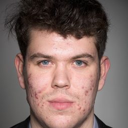 Marcel Heupermann 飾演 Roger