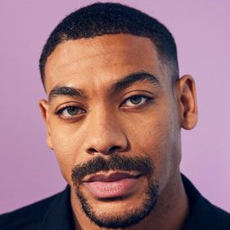 亞倫·皮埃爾 飾演 Mufasa (voice)