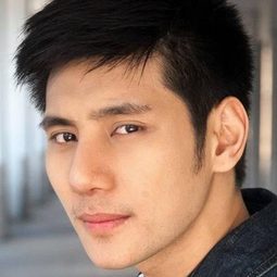 Andrew Gan 飾演 