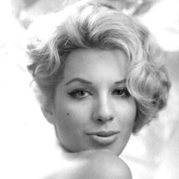 Tere Velázquez - Azahares rojos演員 飾演Isabel Carbajal