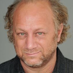 Scott Krinsky - 跨性有話兒演員 飾演Parsimonious John