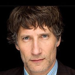 Roger Haskett 飾演 Mike