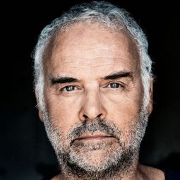 Jophi Ries 飾演 Barkeeper