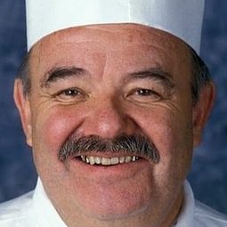 Pierre Troisgros 飾演 Himself