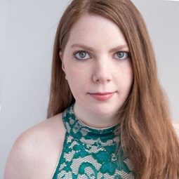 Angel Kerns 飾演 Party Goer