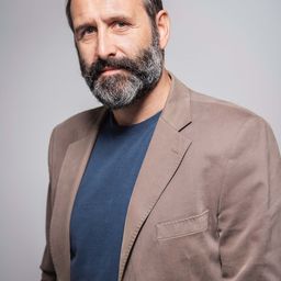 Miguel Garcés - 遺傷演員 飾演Prisonnier