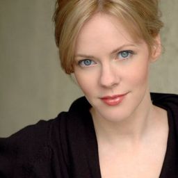 Bhama Roget 飾演 Janine