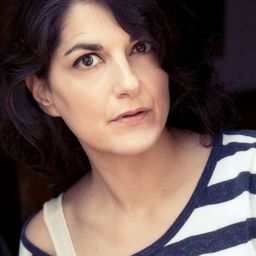 Javeh Asefdjah 飾演 Rosa