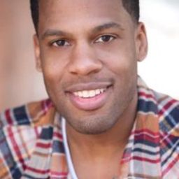 Brandon Valley Jones 飾演 Uniformed Officer