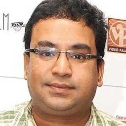 Nikhil Ratnaparkhi 飾演 Mahadev
