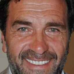 Ümit Acar 飾演 Şeyh