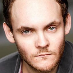 James Gant 飾演 Police Inspector / Manservant / Footman