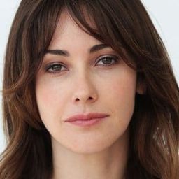 安妮塔·卡普里奧莉 飾演 Amalia