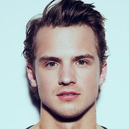 Freddie Stroma 飾演 Ron Ebsen