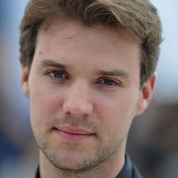 王洪飛 飾演 Photographer