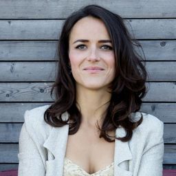 Susanne Gschwendtner 飾演 French Examiner