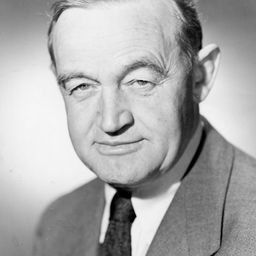 Barry Fitzgerald 飾演 Michaleen Oge Flynn