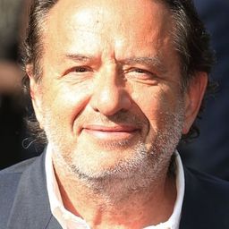 魯迪·柏根 飾演 Father