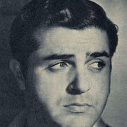 Aldo Giuffrè 飾演 Raffaele