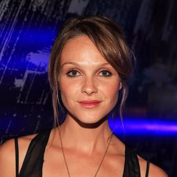 碧兒·加勒特 - Ivory演員 飾演Alicia