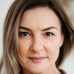 Ioana Flora 飾演 Andra