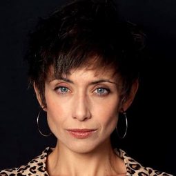 瑪莉安·托雷斯 - 凶屋32演員 飾演Julia