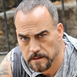 Robert Neary 飾演 Tom