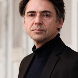 Philippe Schuler 飾演 Le Suisse