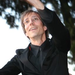 Blaine Capatch 飾演 Band Leader