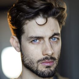 Ed Cooper Clarke 飾演 Brad