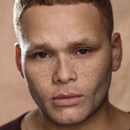 Elijah Baker 飾演 Tiny Bouncer