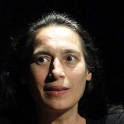 Júlia Nyakó 飾演 Rózsi