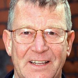 Eberhard Esche 飾演 Manfred Herrfurth