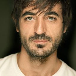 Pau Cólera 飾演 Actor capitán