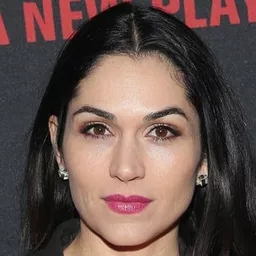 蕾拉·蘿倫 飾演 Adriana