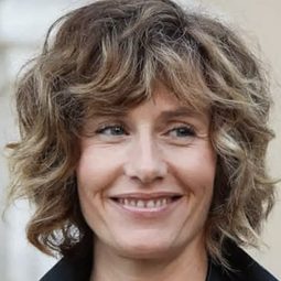 薛茜迪法蘭絲 - 動物之愛演員 飾演Narrator