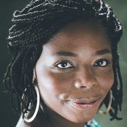 Dela Dabulamanzi 飾演 Archivist