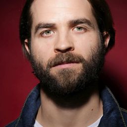 Shane Brady 飾演 Travis