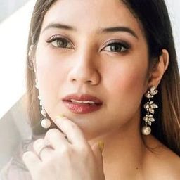 Fita Anggriani 飾演 Miya