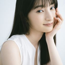 井上音生 飾演 Chitose Ayakawa (Radio Personality)