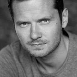 Elliott Jordan 飾演 Mick