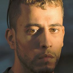 Zine Darar 飾演 Marteau