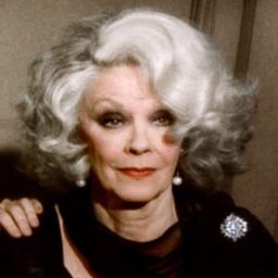 Hella Petri 飾演 Clara Moor