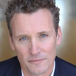 Scott Christopher 飾演 Mr. Baker