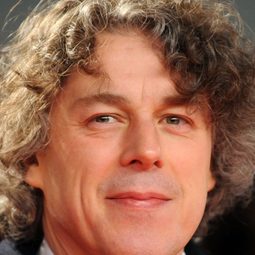 艾倫·戴維斯 飾演 Bob Nicolson