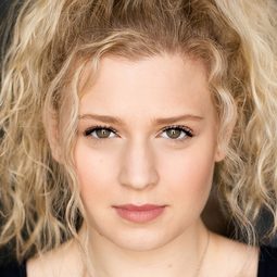 Carly Nahon 飾演 Cathy