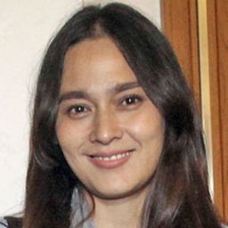 Ine Febriyanti 飾演 Prani