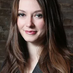 莉蒂亞·威爾森 飾演 Susanna Hall